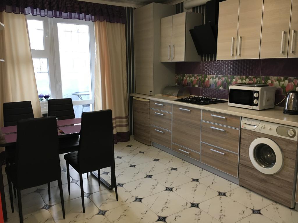 On Yushchenka 5 Apartment *